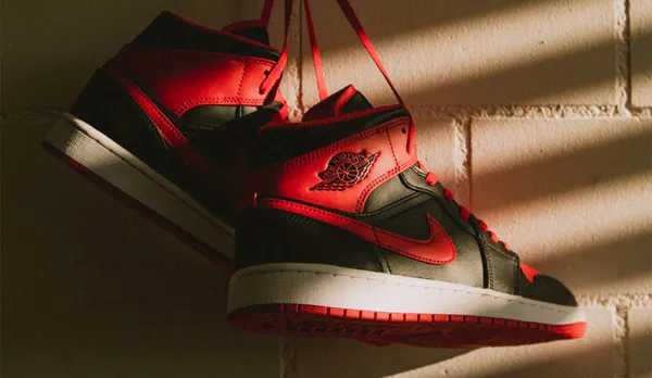 air jordan 1 mid alternate bred DQ8426-060.jpg
