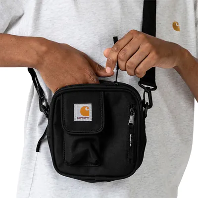 https://track.webgains.com/click.html?wgcampaignid=194639&wgprogramid=294000&clickref=essentialsbag&wgtarget=https://www.carhartt-wip.com/de/herren-accessoires-taschen/essentials-bag-small-black-1440_1