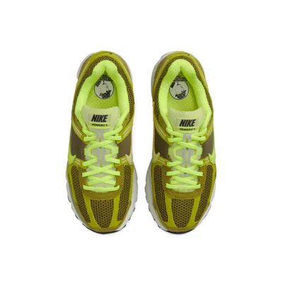 Nike Zoom Vomero 5 Olive Flak Volt FJ4738_300_0002_Ebene 4.jpg