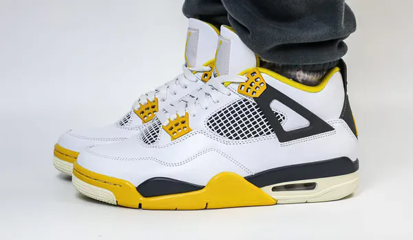 air-jordan-4-vivid-sulfur-aq9129-101_0003_Ebene 16 (1).jpg