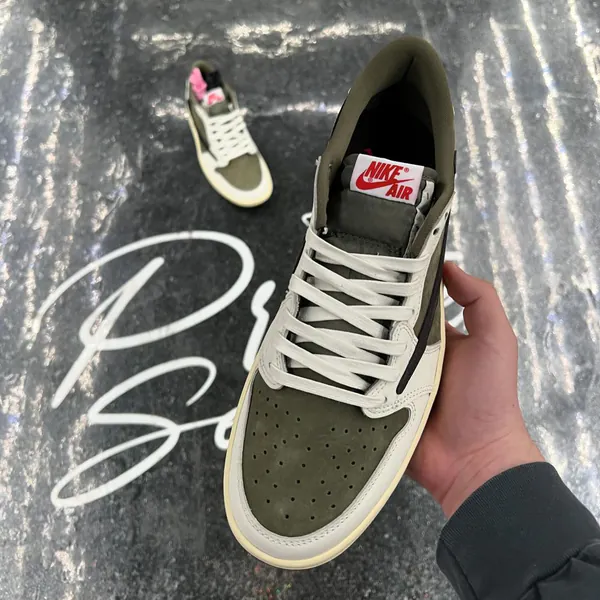 Travis Scott x Nike Air Jordan 1 Low Medium Olive 2.png