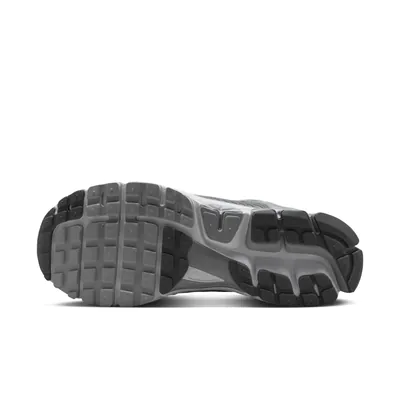 Nike Zoom Vomero 5 Cool GreyFJ4151_003_0004_Ebene 2.jpg
