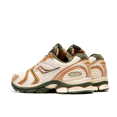 SAUCONY & FRIENDS PROGRID TRIUMPH 4 'SEANELLA'_0000_Ebene 37.jpg