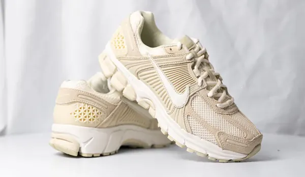 nike zoom vomero 5 beach light khaki menu2 snkr.png