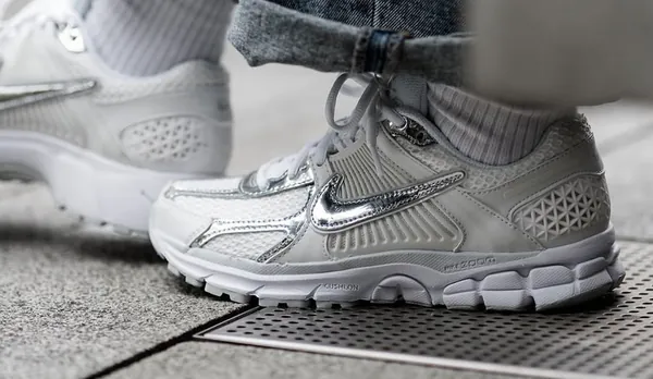 nike vomero 5 chrome toe menu2 snkr.png