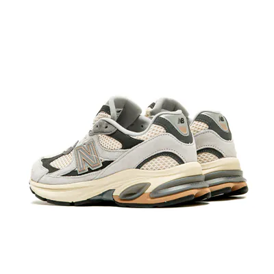new-balance-2010-cream-grey-u2010tto-2.png