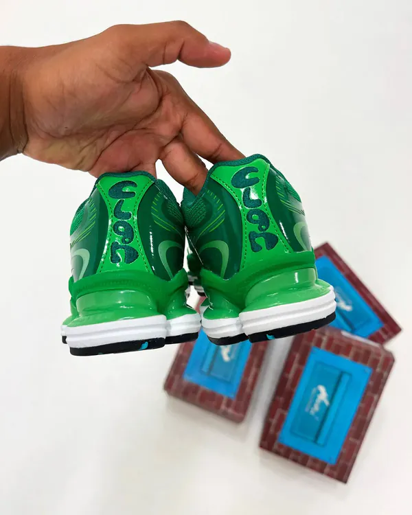 amine-new-balance-2000-biblioteca-5.jpeg