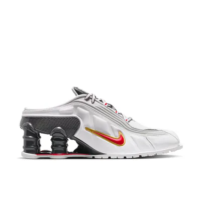 martine-rose-x-nike-shox-mr4-metallic-platinum-im5420-100-1.png
