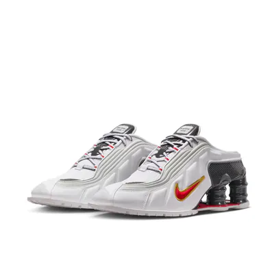 martine-rose-x-nike-shox-mr4-metallic-platinum-im5420-100-3.png