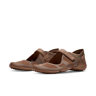 skims-x-nike-rift-mesh-archaeo-brown-io7694-201-3.png