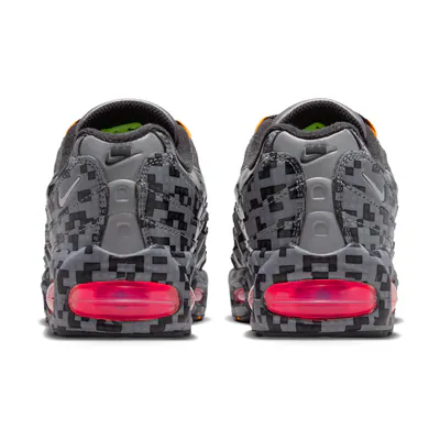 lego-x-nike-air-max-95-pixel-camo-smoke-grey-io4799-001-4.png