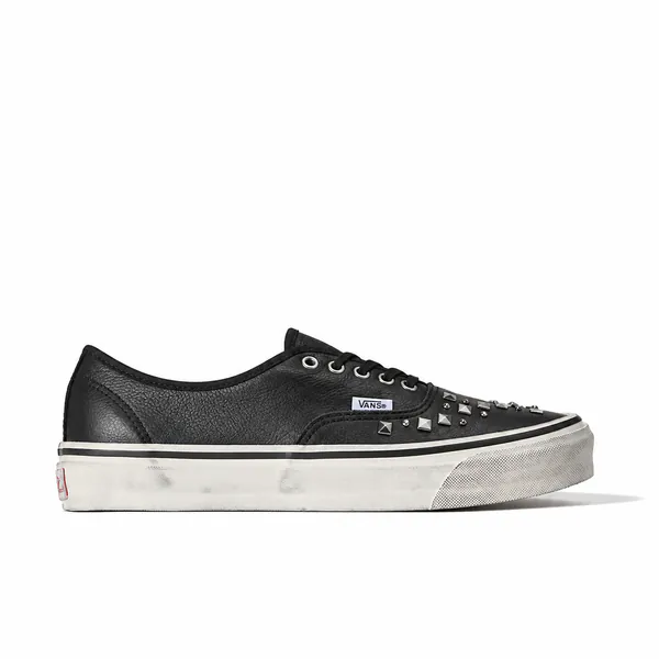 vans-premium-authentic-studded-black-vn000d9nblk-1.png